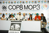 A 8� Confer�ncia das Partes da Conven��o da Biodiversidade (COP8) registrou nesta sexta-feira (24) a primeira vit�ria dos ambientalistas e organiza��es campesinas e ind�genas na tentativa de banir as pesquisas para o cultivo da Terminator, a semente �suicida�. Da esq. para a dir.: Maria Rita Reis,da Terra de Direitos, Francisca Rodrigues Via Campesina, M�xico, o moderador Jim Thomas da ETC, Pat Mooney do Grupo ETC(Eros�o, tecnologia, Concentra��o), Viviana Figueroa de Ocumazo, Argentina, Jos� Damasceno da Via Campesina Brasil e Benedict Haerlin do Greenpeace Alemanha. Foto: Julio Covello-SECS